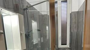 Shower, hair dryer, bidet, towels - Maison Dominique (Reggio Calabria)
