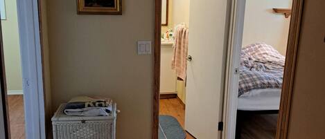 2 dormitorios, tabla de planchar con plancha, ropa de cama