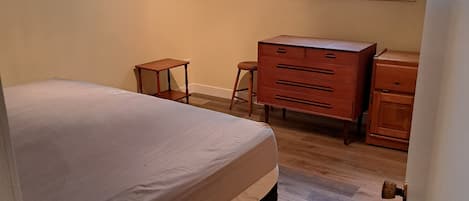 2 bedrooms, iron/ironing board, bed sheets