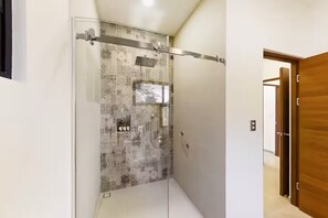 Dusche, HandtĂŒcher, Seife, Toilettenpapier