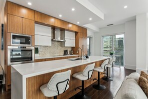 Kjøleskap, mikrobølgeovn, ovn og oppvaskmaskin