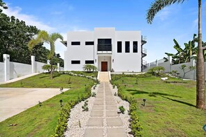 المنشأة من الخارج