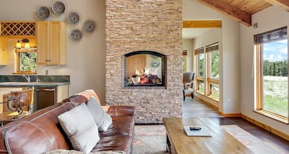 Cozy, Secluded Farmhouse Bordering 1000s of acres