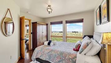 3 chambres, bureau, fer et planche Ă repasser, lit parapluie