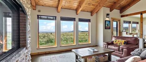 TV connectée, cheminée, écrans d'ordinateur