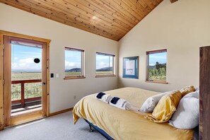 3 bedrooms, desk, iron/ironing board, WiFi - Cozy, Secluded Farmhouse Bordering 1000s of acres (Fairplay)