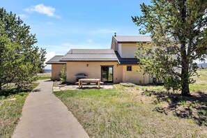 Outdoor dining - Cozy, Secluded Farmhouse Bordering 1000s of acres (Fairplay)