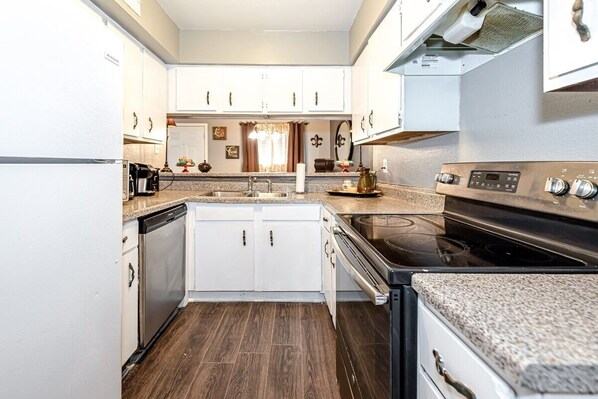 Private kitchen - Lovely two Bedroom Condo one car Garage (Houston)