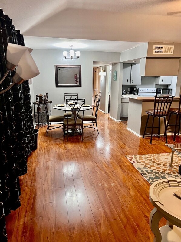Interior - Updated 3 Bedroom Upstairs Cute (Houston)