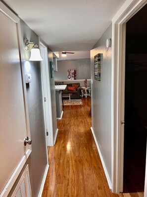 Interior - Updated 3 Bedroom Upstairs Cute (Houston)