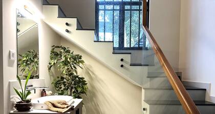 3-Bedroom Colonial style house near historic Fort Kochi with WiFi, AC