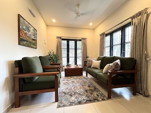 Smart TV - 3-Bedroom Colonial style house near historic Fort Kochi with WiFi, AC (Kochi)