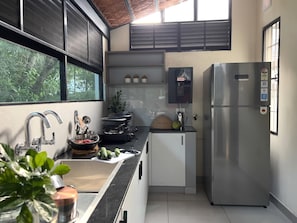 Microwave, stovetop - 3-Bedroom Colonial style house near historic Fort Kochi with WiFi, AC (Kochi)