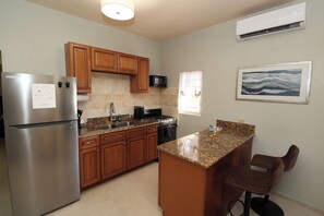 Microwave, oven, stovetop - Charming 1-bedroom apartment with AC, WiFi in wonderful Tackling (North Side)
