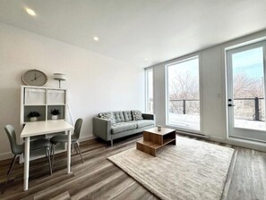 Living area - One Bed Condo with a Terrace (Montréal)