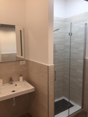 Deluxe Double Room | Bathroom | Shower, hair dryer, towels, soap - George House Palermo (Palermo)