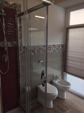 Deluxe Townhome, City View | Bathroom | Shower, hair dryer, towels, soap - George House Palermo (Palermo)