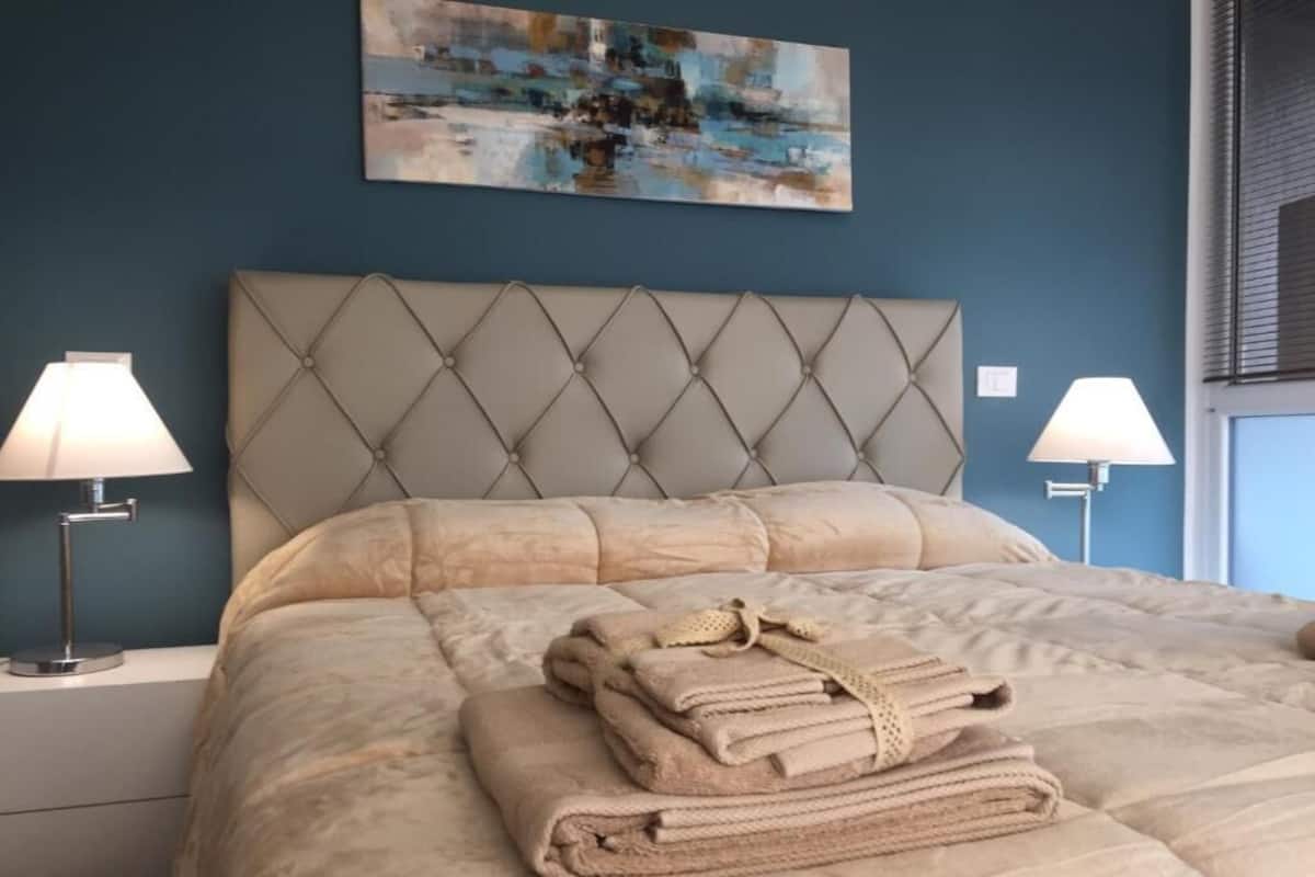 Deluxe Townhome, City View | In-room safe, desk, blackout drapes, soundproofing