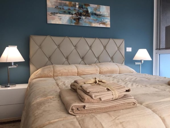 Deluxe Townhome, City View | In-room safe, desk, blackout drapes, soundproofing