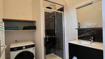 Sèche-cheveux, serviettes fournies, papier toilette