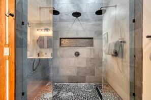 Douche, sèche-cheveux, serviettes fournies, savon