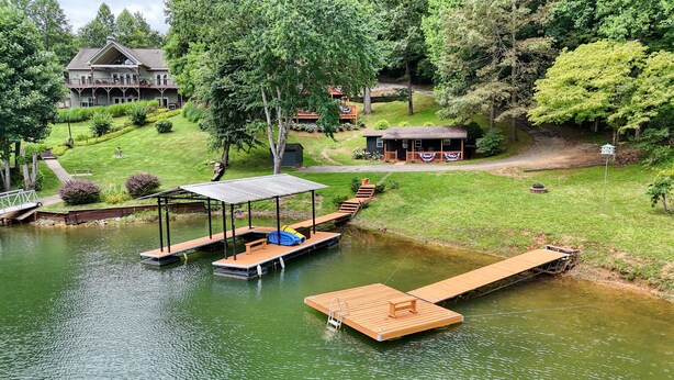 Une propriété au bord du lac, dotée d’un quai, d’un espace salon abrité et d’un petit chalet.