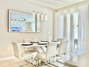 Dining - Charming Townhome Near Disney with Private Pool – Perfect for Your Family Stay! (Kissimmee)