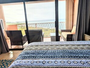 2 bedrooms, desk, WiFi, bed sheets