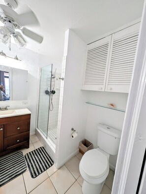 Dusch, hårtork, handdukar och tvål