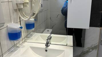 Bruser, hårtørrer, håndklæder, Sæbe