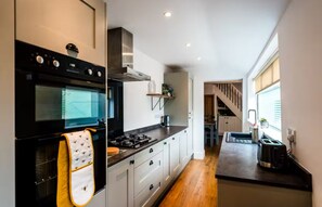 Een koelkast, een magnetron, een oven, een kookplaat