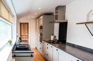 Een koelkast, een microgolfoven, een oven, een kookplaat