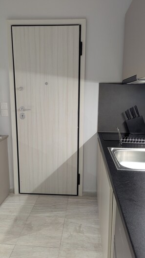 Kühlschrank, Herdplatte, Wasserkocher, Kochgeschirr/Geschirr/Besteck