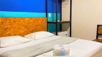 Quarto duplo standard | Frigobar, Wi-Fi de cortesia, roupa de cama