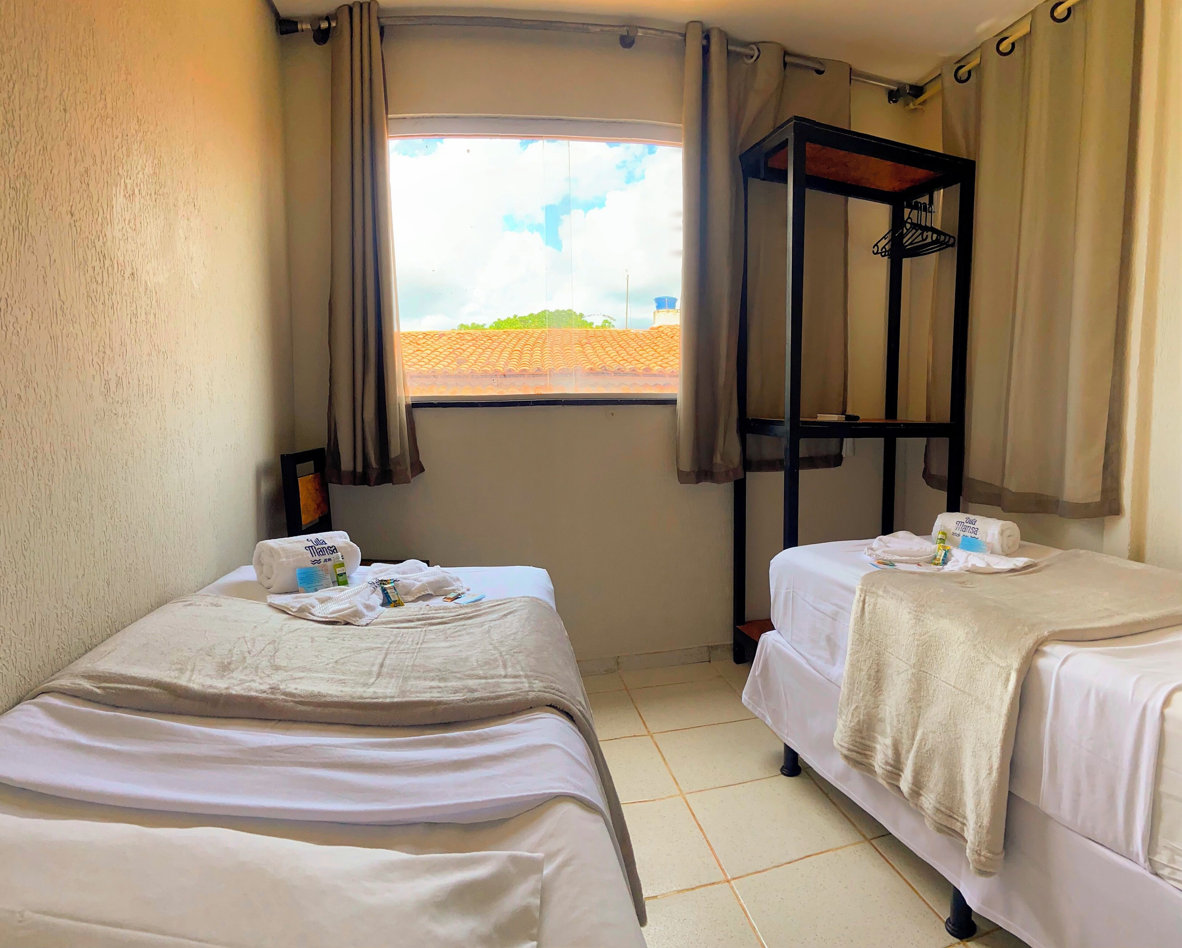 Quarto quádruplo standard | Frigobar, Wi-Fi de cortesia, roupa de cama