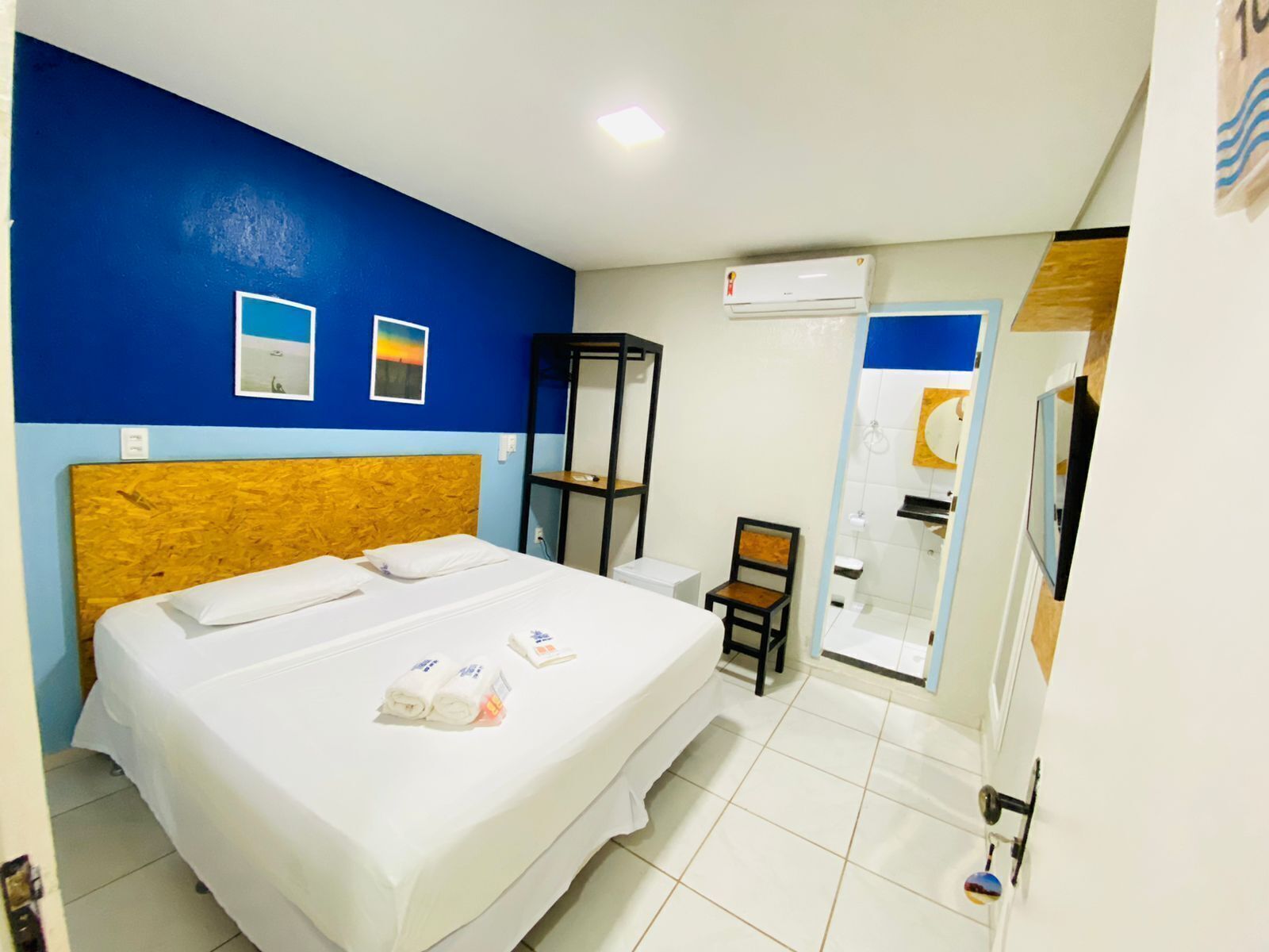Minibar, free WiFi, bed sheets
