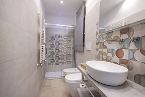Shower, hair dryer, bidet, towels - The Sweet Spot... your ideal spot!!! In the center of the Bay of Naples! (Torre del Greco)