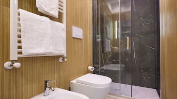 Doccia, asciugacapelli, bidet, asciugamani
