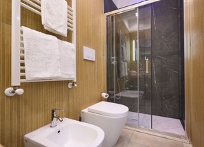 Dusche, Haartrockner, Bidet, Handtücher