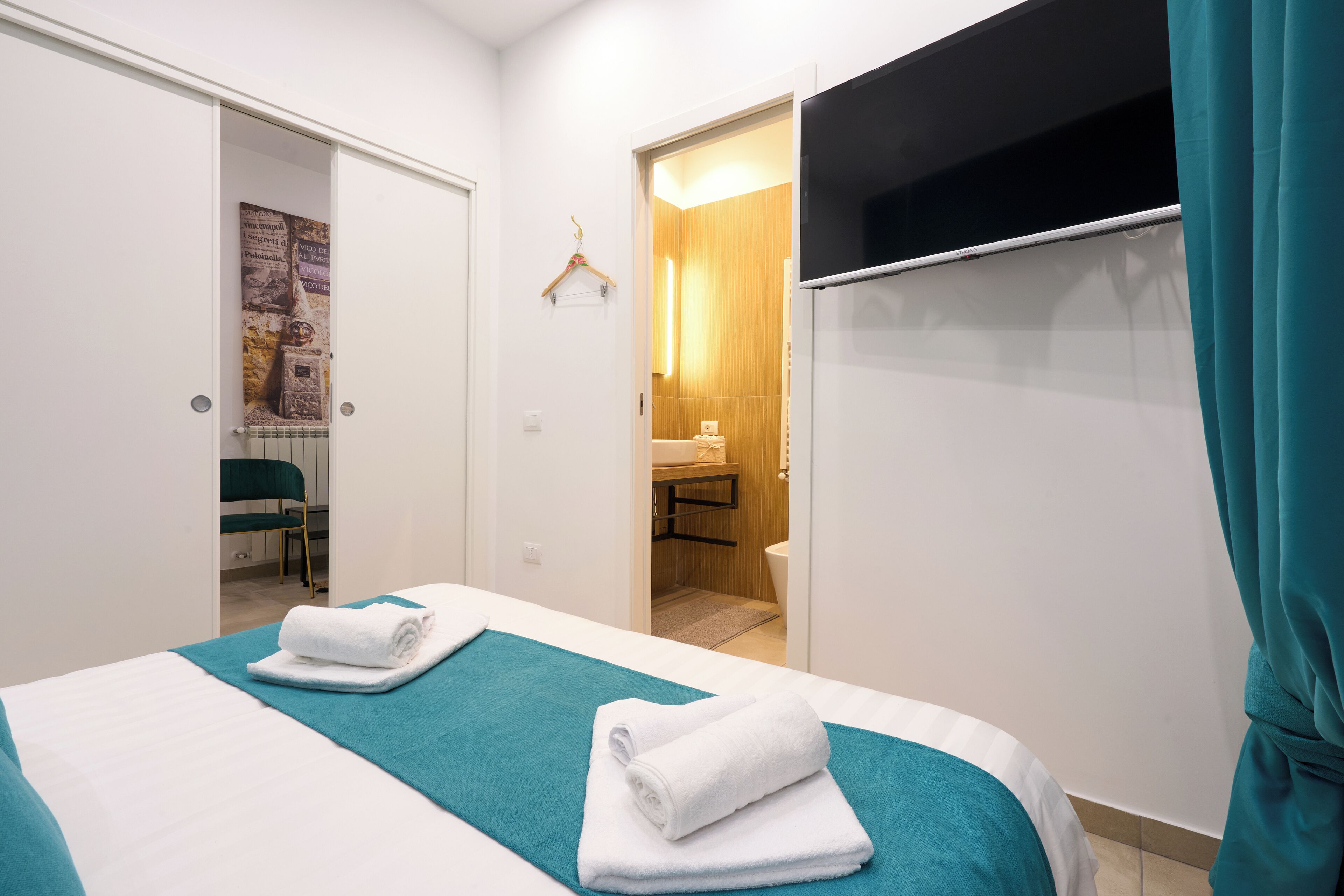 Une chambre d’hôtel avec un lit, une salle de bain et une armoire.