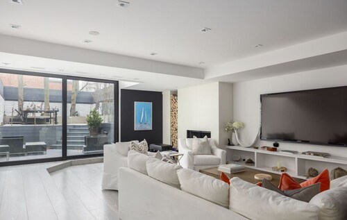 Urban Elegance Home in Yorkville | 3bed3baths