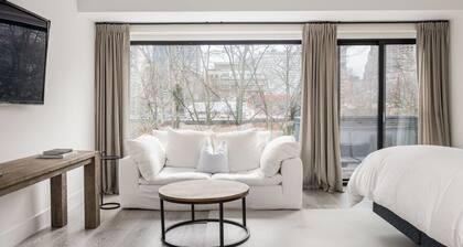 Urban Elegance Home in Yorkville | 3bed3baths