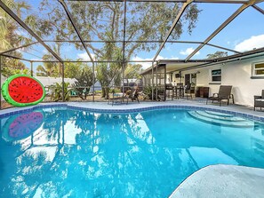 Utendørsbasseng og et oppvarmet basseng