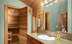 Sèche-cheveux, serviettes fournies, savon, shampoing