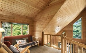 Smart TV, fireplace - Summit Log Cabin With Hot Tub & Sauna (Snoqualmie Pass)