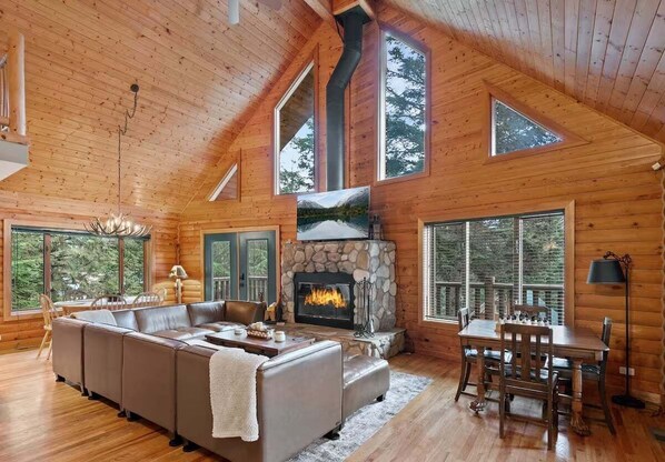 Smart TV, fireplace - Summit Log Cabin With Hot Tub & Sauna (Snoqualmie Pass)