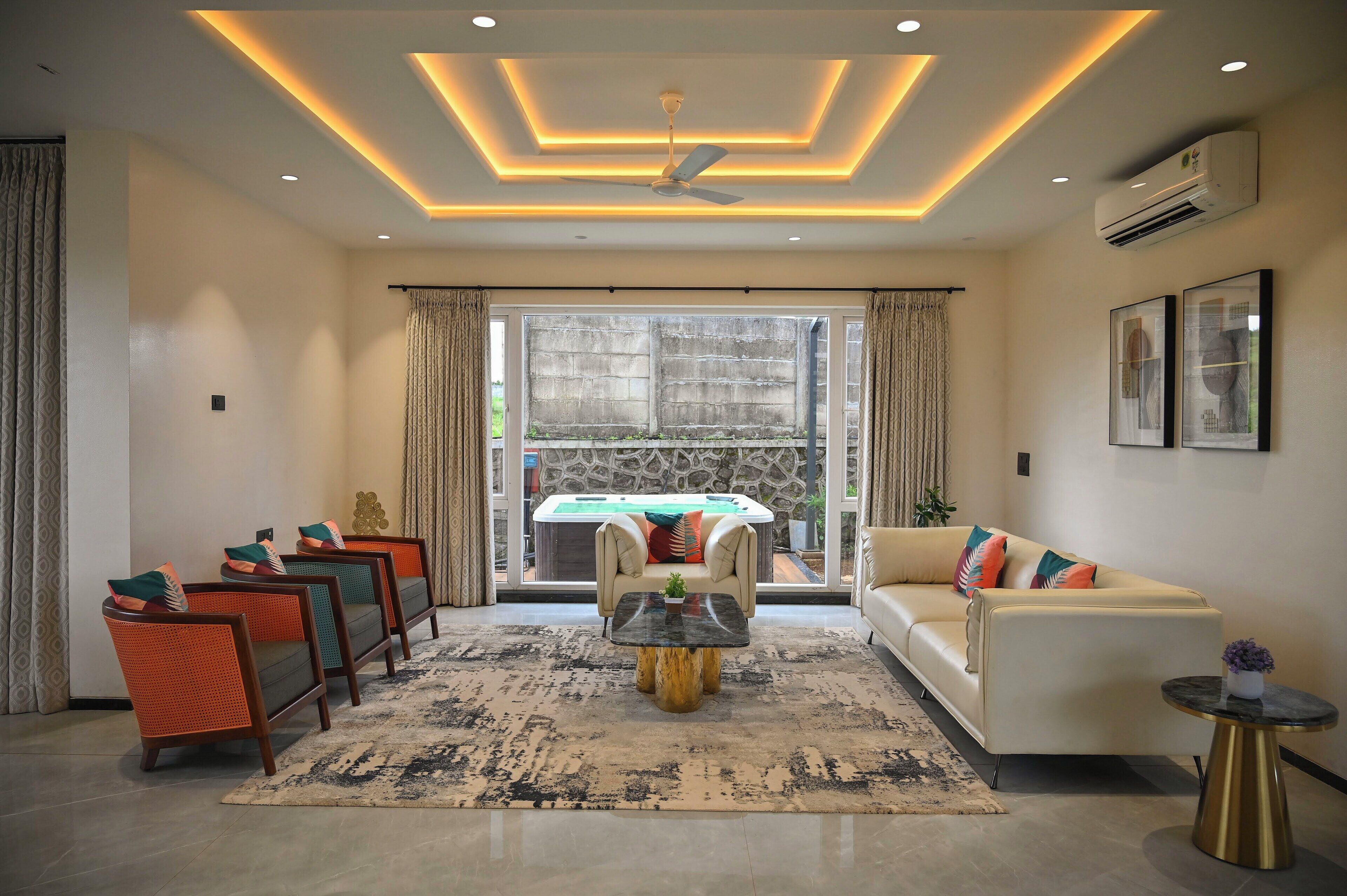 أغطية فراش متميزة وأسرّة بإسفنج يتكيف مع شكل الجسم وميني بار