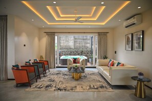 Premium bedding, memory-foam beds, minibar, in-room safe - Mastiff Select Riveria Igatpuri Road (Nashik)