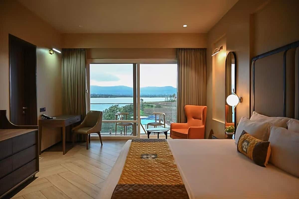 Bộ đồ giường cao cấp, nệm cao su hoạt tính (memory foam), minibar