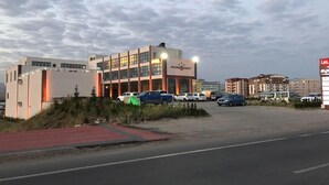 Een hotel met een modern design, met een centraal atrium en meerdere verdiepingen.